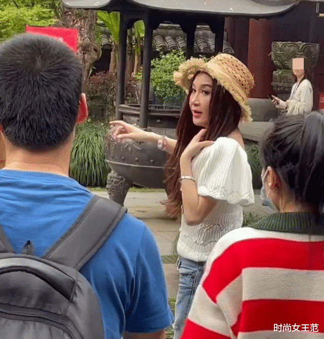 温碧霞|温碧霞在寺庙被偷拍！脸坑洼不平有老人样子了，还想着装嫩不假吗