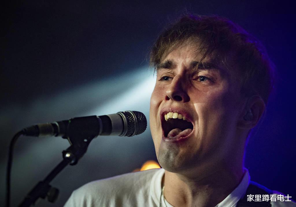 约翰尼·德普|把德普称作英雄，随后删光合影又道歉，28岁摇滚新星被指没骨气