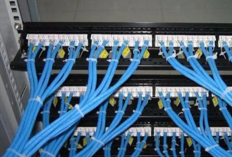 |大型办公室网络综合布线施工方案设计？20人办公室网络布线？