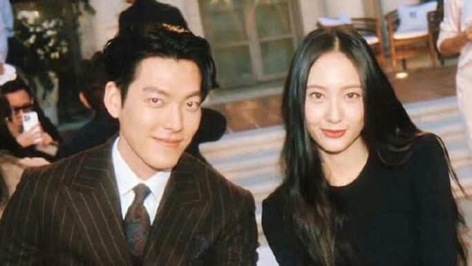 郑秀晶|金宇彬与郑秀晶合影，网友直呼：我见到了宝娜英道长大后的样子