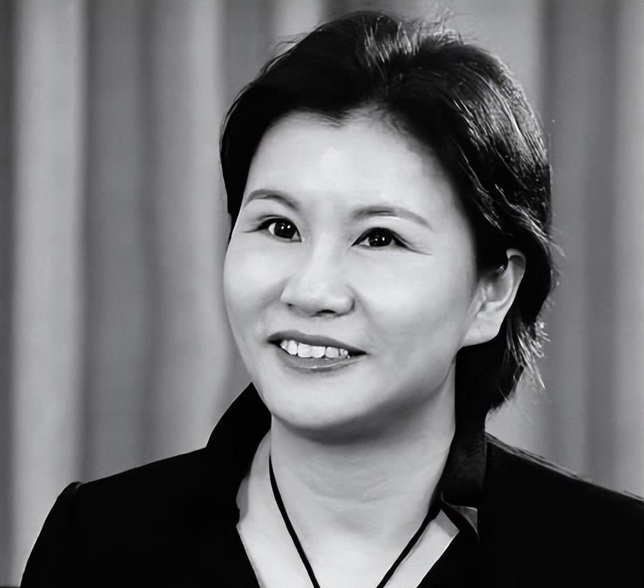 周群飞:靠“玻璃”赚427亿成女首富,早年嫁老板,后嫁自家司机