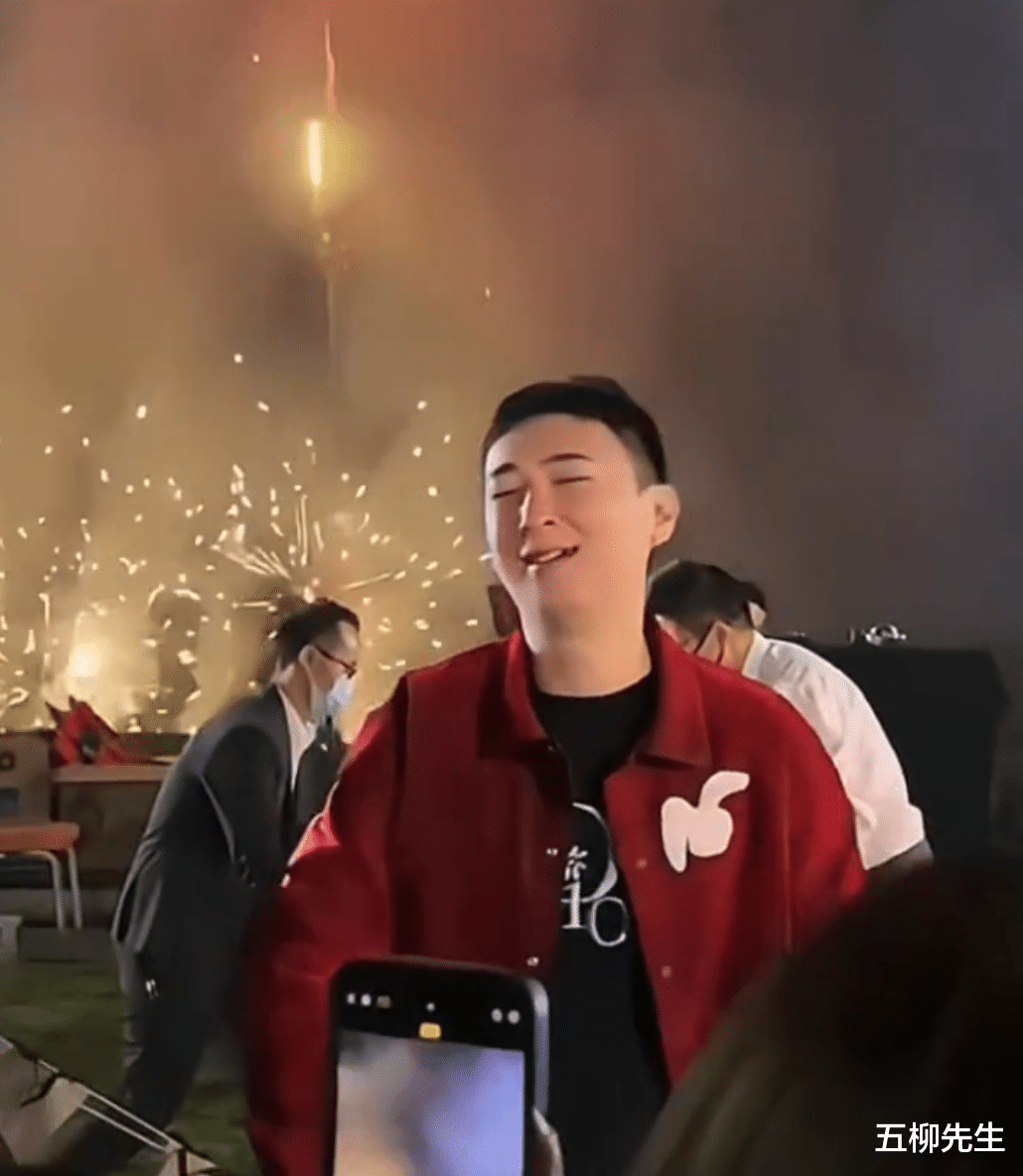 王思聪|35岁王思聪海南庆生,新女友小肉安卡点送祝福,镜头前罕见害羞