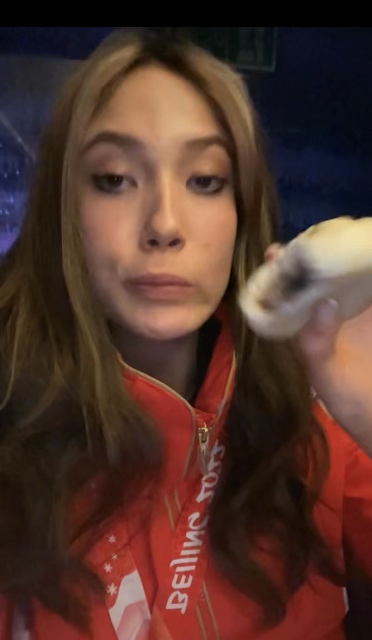 金牌|孩子饿坏了！谷爱凌深夜咬金牌啃包子，笑容满面点头，大赞好吃