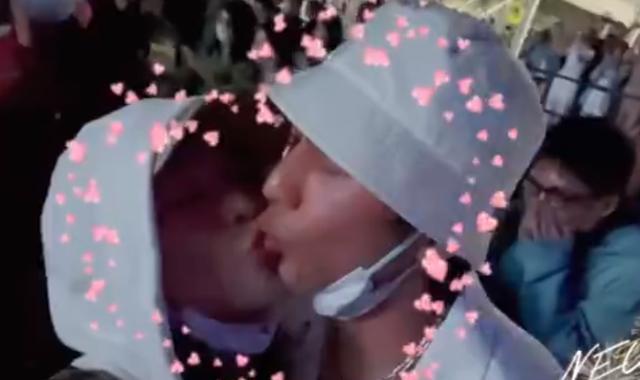 钟丽缇|钟丽缇全家齐健身，张伦硕8块腹肌太明显，和女儿们似同龄人