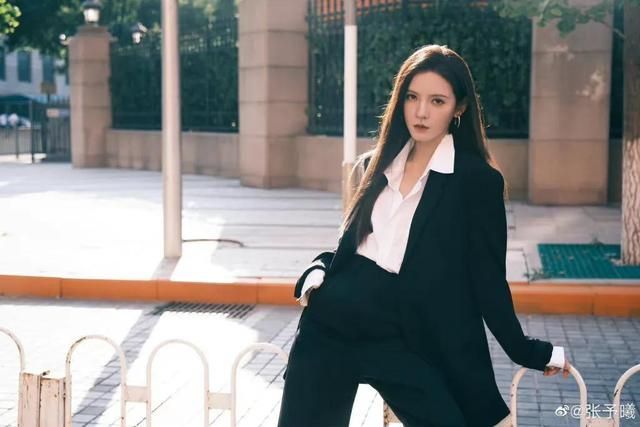 粉色|张曦予粉色西装造型，网友：把火龙果穿在身上