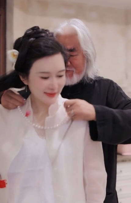 张纪中|71岁张纪中首度曝光离婚协议!急忙与前妻撇清关系,同框娇妻像父女