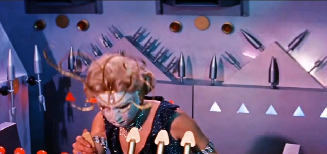 洋妞版《女儿国》:美国宇航员掉落金星,发现全是短裙外星人