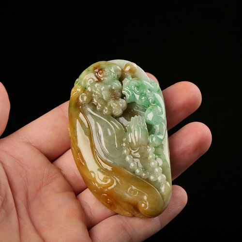 翡翠手镯|王健林花1700万买下一只三色翡翠手镯，网友直呼：太像假货了！