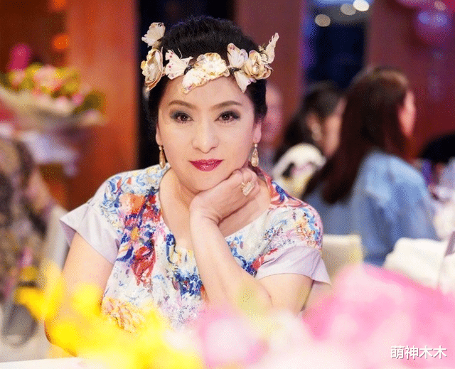 向太|向太掉粉80万被张兰反超，向佐评论区沦陷，力挺过的明星都遭骂