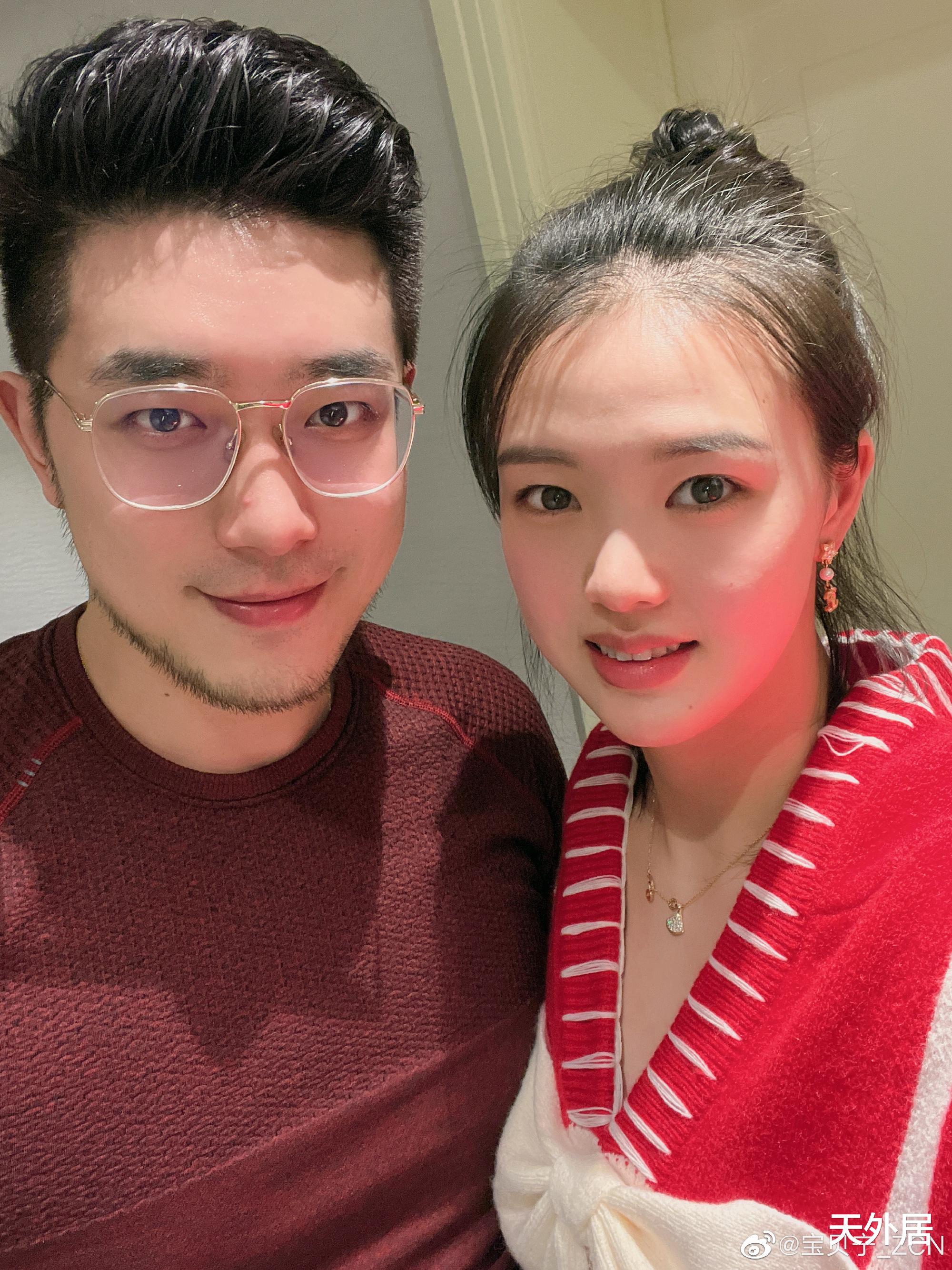 张常宁|张常宁晒一家13口全家福！父亲哥哥丈夫皆帅气，与男篮国手一起玩