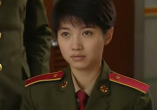 任长霞|“穿着暴露”就别演女警,这5位女星告诉你,教养是刻在骨子里的