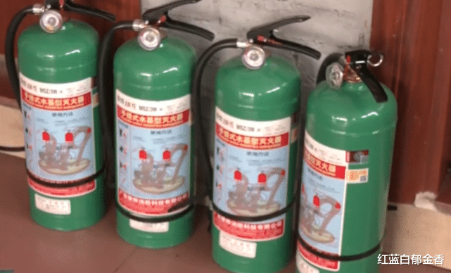 广东中山:两名男子冒充消防人员,向商家售卖几倍于市价的灭火器