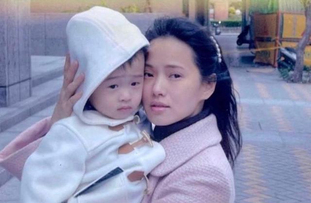 刘亦菲|伊能静儿子的奶奶抗拒孙子的打扮，他与美女关系亲密，未认是女友