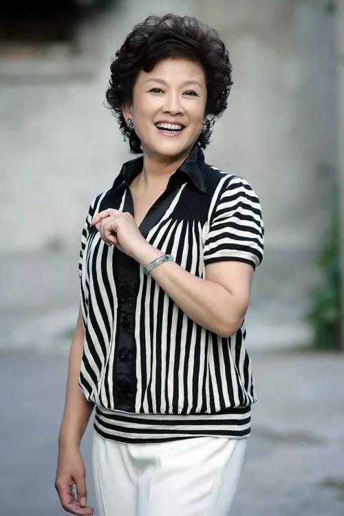 穿衣搭配 宋春丽的穿搭告诉我们:中老年穿衣“不扮嫩”,从容老去才真美