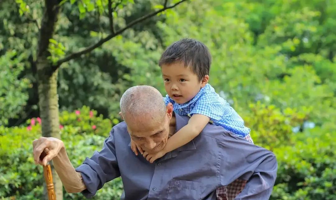 老年人出门,这三样东西一定要随身携带,以备不时之需
