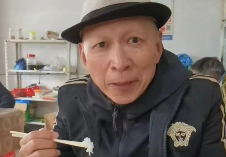 李明|老戏骨李明:因长得太丑曾吓哭蒋雯丽,他的女儿却美若天仙