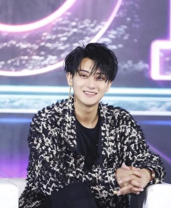 黄子韬|黄子韬和徐艺洋约会再次被拍！已多次否认关系，网友：算什么男人