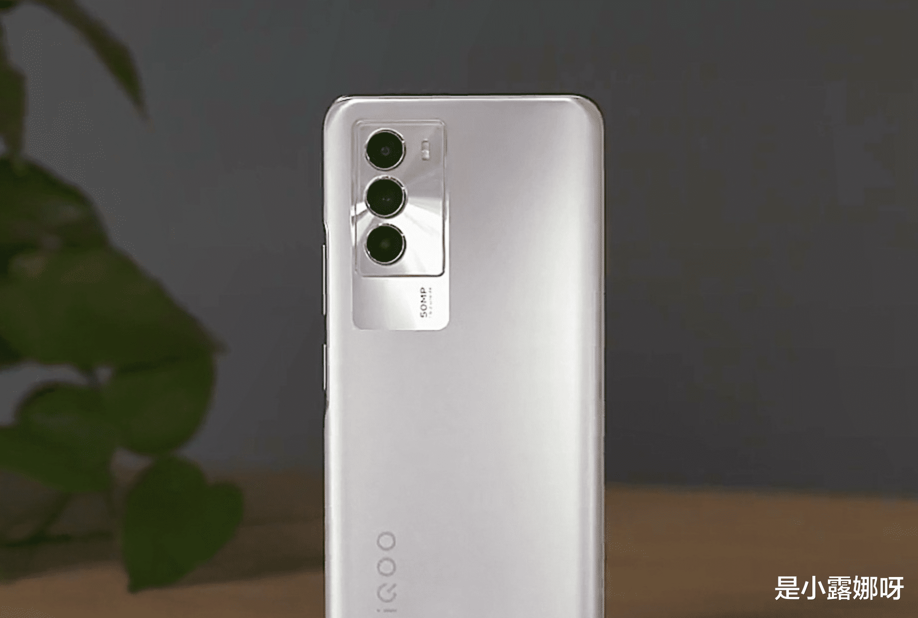 液晶显示器|LCD屏+骁龙870+55W,256GB跌至1679元,IQOO售价亲民!