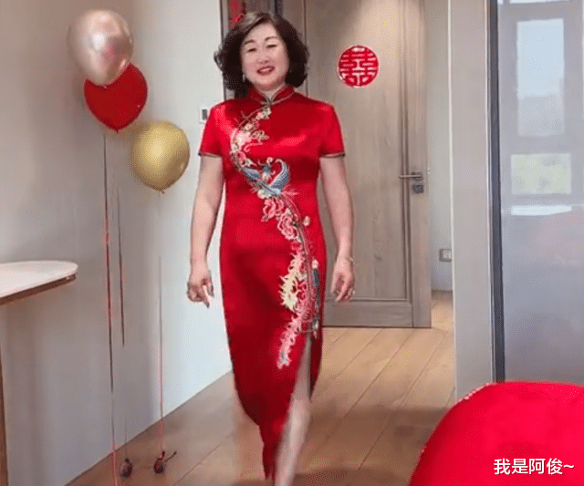 新人结婚婆家12位女性亲属穿旗袍送祝福,网友:气质绝绝子