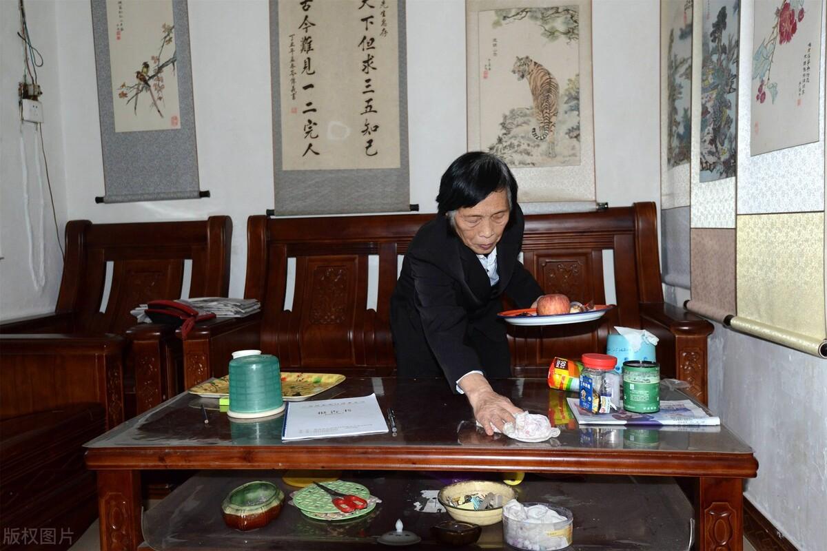 75岁大爷哭诉:把保姆当亲人对待,是我这辈子做过最后悔的事情