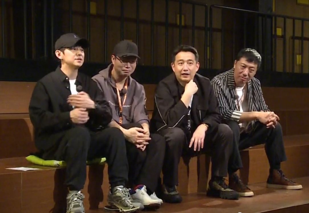 何炅|乌镇长桌宴偶遇何炅，穿搭时尚被赞帅气，与粉丝打招呼暴露身高