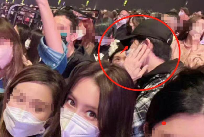 帅哥|baby现身演唱会!身后小鲜肉帅哥引猜测,细节暴露感情状况