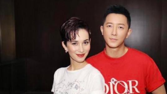 韩庚|韩庚喜得五国混血宝宝，妻子亲吻其脸颊，女儿小手紧握爸爸显温馨