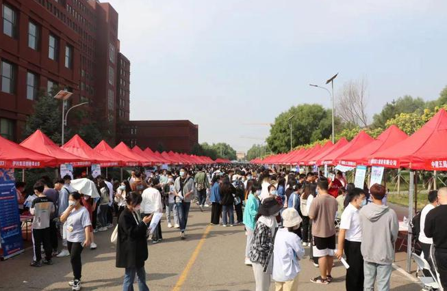 高校|2023高校秋招，985部分专业遇寒！学校大于专业，坑了多少孩子？