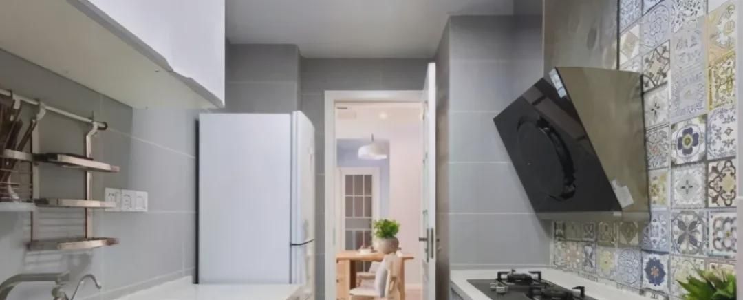 小户型厨房冰箱这样放最明智,漂亮又实用,别傻傻放餐厅了