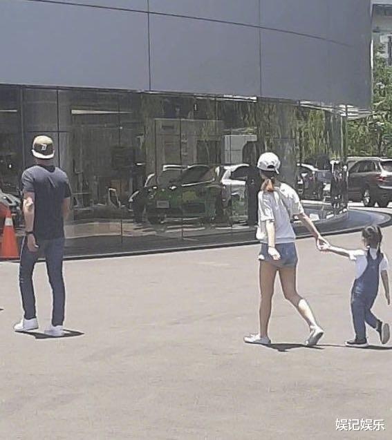 林心如|林心如显孕味？饭后多次做干呕状，带女儿避暑也身穿宽松衣裙