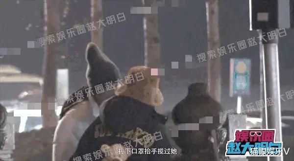 海陆与男友街边散步遛狗!摘口罩拥抱热吻,女方主动挽手回家