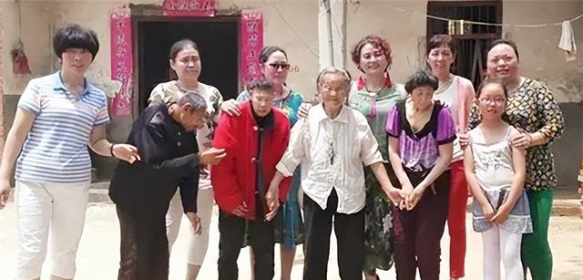 九旬老人近亲结婚生下三个“猴娃”,因带孩子,50多年没出过远门