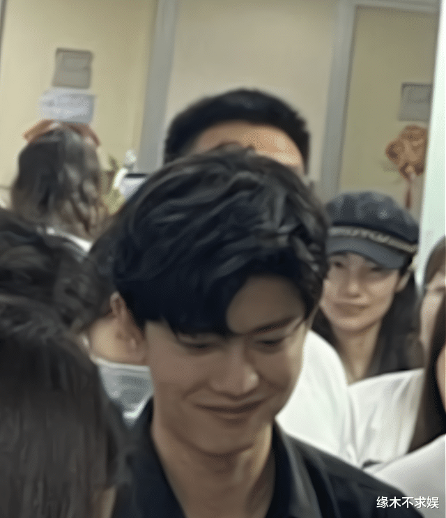 生图|任嘉伦拍戏被偶遇，生图令人感慨，178cm的个头现实中长这样