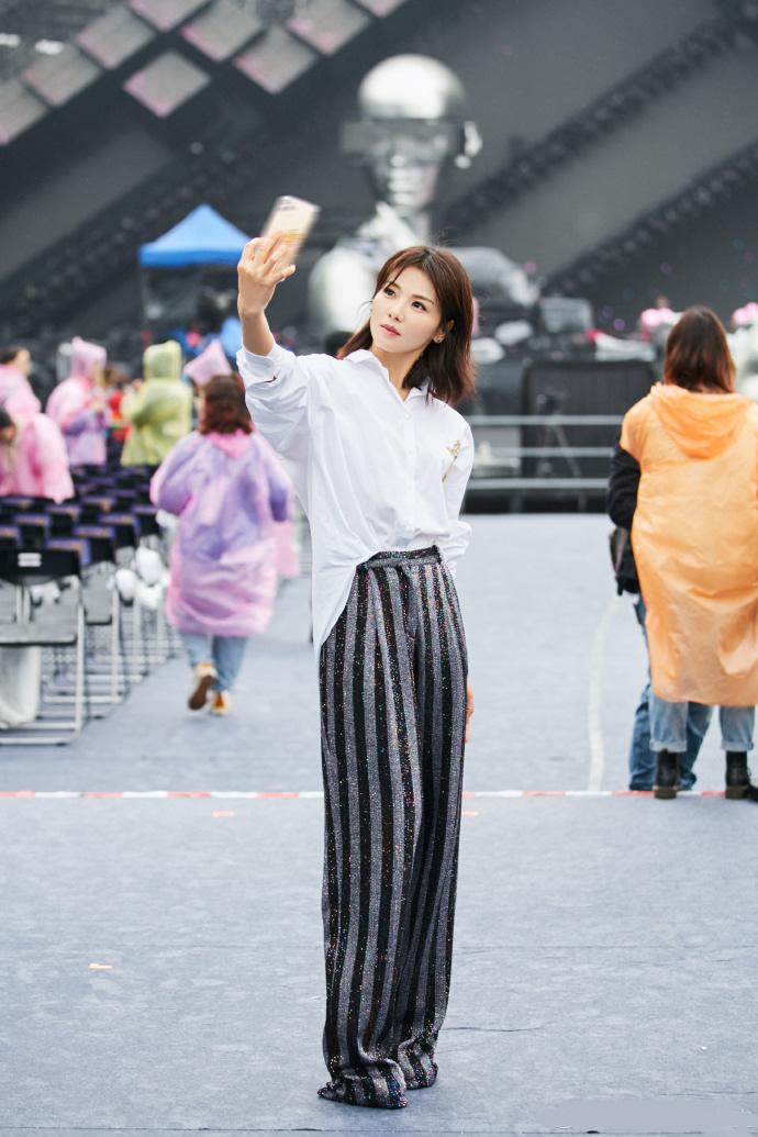 刘涛真时髦，穿黑色西装配白色喇叭袖衬衫优雅干练很减龄