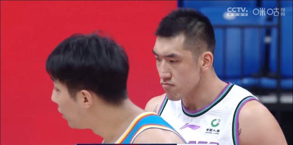 山东男篮|陶汉林半场砍下两双，哈德森吉伦沃特发威，山东男篮59-44青岛队