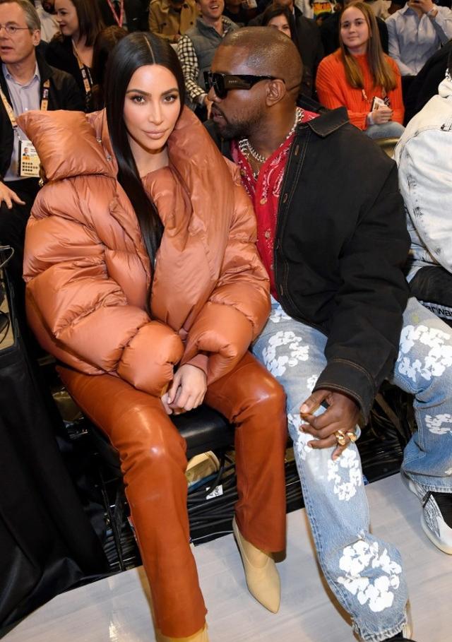 金·卡戴珊|41岁金卡戴珊跪坐床上吃麦片，得意嘟起厚唇，恢复单身“太棒”