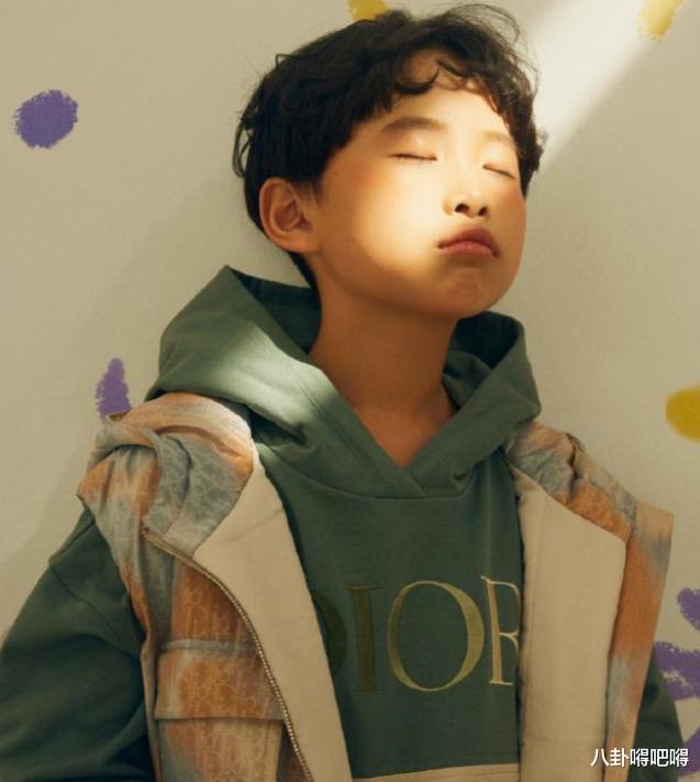 易烊千玺|易烊千玺弟弟再登时尚杂志，小小年纪履历不少，网友：比哥哥厉害