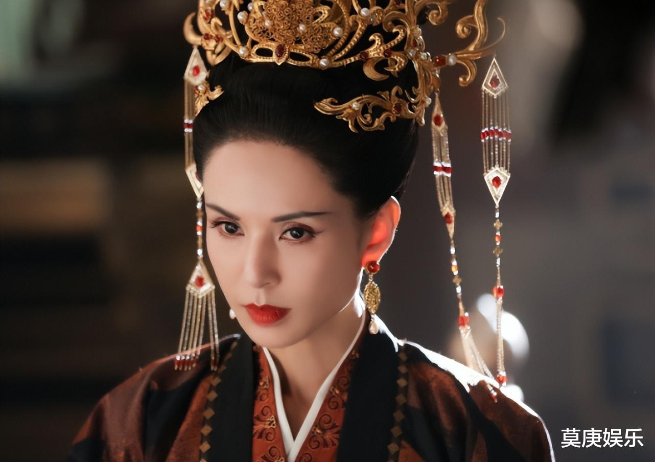 李若彤|56岁李若彤当健美操领队，身材傲人动作有力，累坏了边上的年轻人