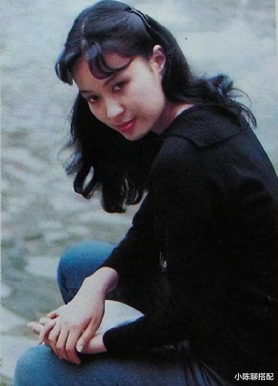 风华绝代 方舒真是优雅了一辈子：素衣秀雅，花裳惊艳，老了也美得很真实