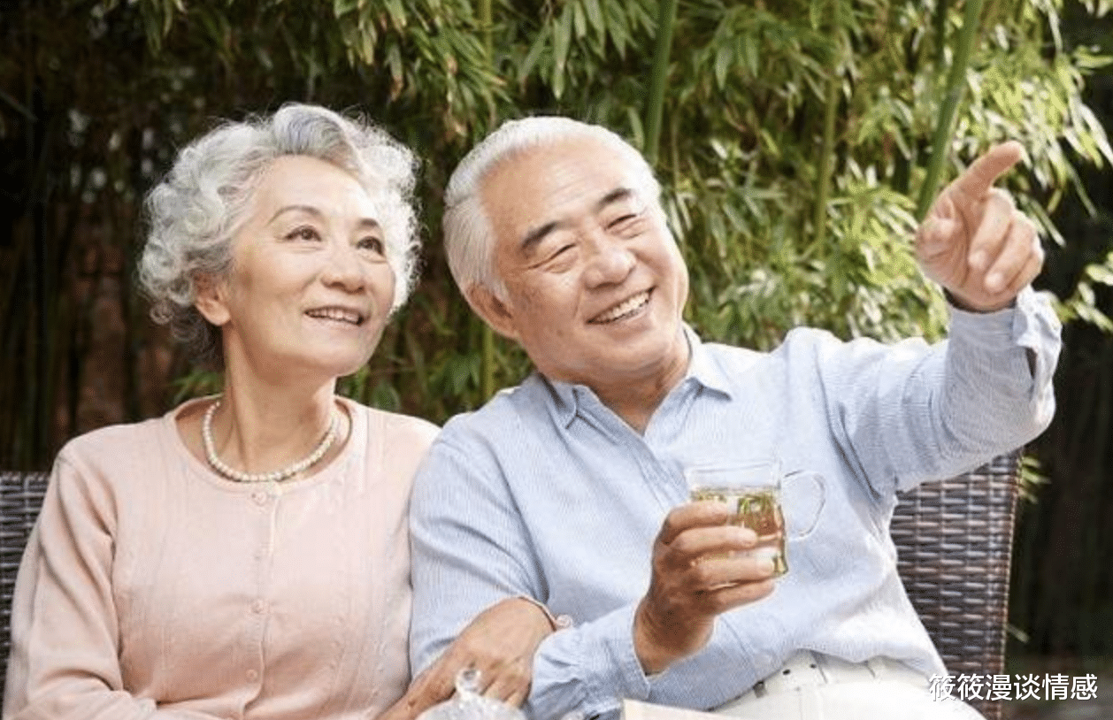 为何单身大爷情愿雇请保姆,也不要老伴?大爷:保姆又年轻又能干