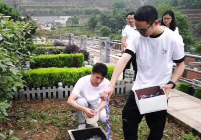 |心酸!朱舅舅更新视频眼神忧郁,称走过的路都会变成回忆里的风景