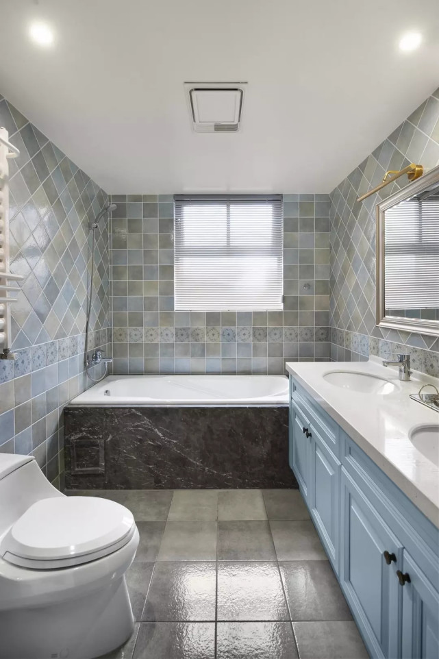 159平美式风四居室,沙发墙的居然是灰蓝色木质屏风