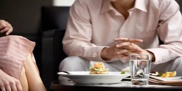 肠胃 男子做出挑战,每天只喝水,坚持一周看体重变化,前后对比显著!