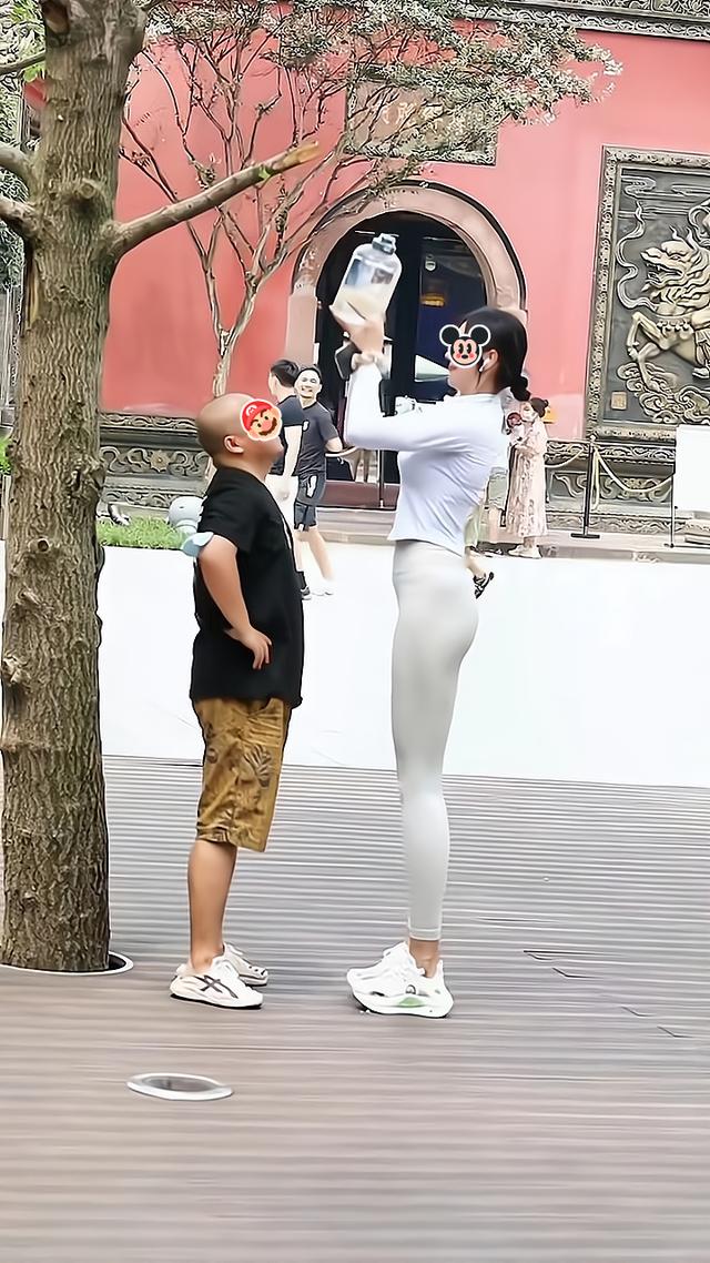 身高1米8的女友把水放树上,男子踮脚拿不到:后悔找这么高的女友