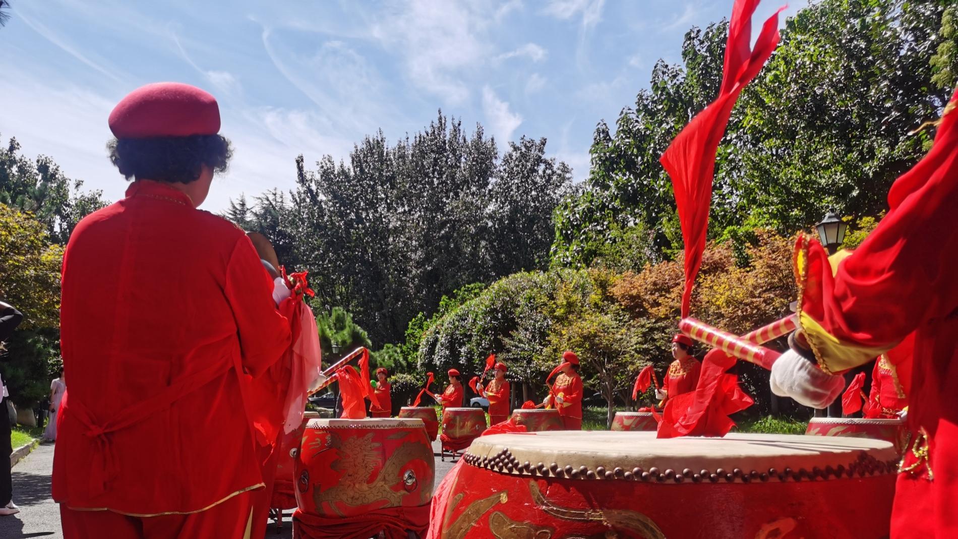 烟台市区禁放烟花爆竹，婚庆“锣鼓表演”需求量似有增大之势