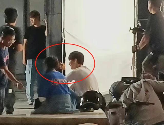 郭俊辰|少年派2赵今麦郭俊辰路透曝光，两人席地而坐好甜，网友：期待了