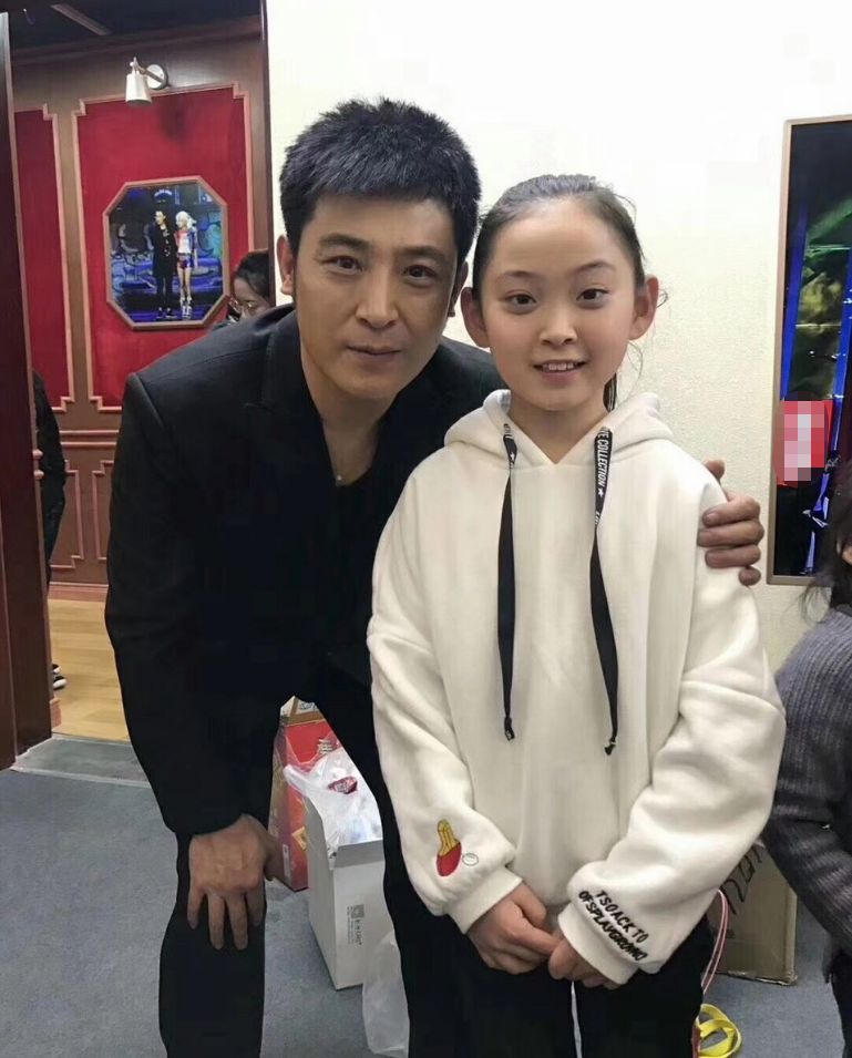 邓鸣贺|邓鸣贺：4岁出道迅速走红，6岁上春晚8岁离世，他经历了什么？