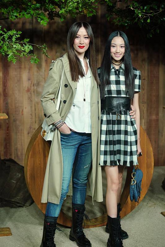 任达华的女儿虽然是00后,气质却挺成熟的,穿的裙子显高级