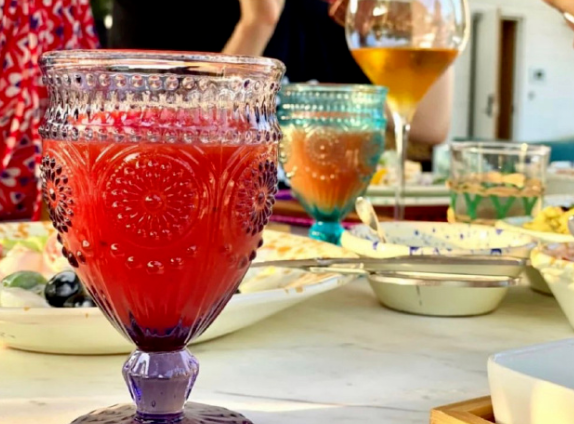 孙艺珍|孙艺珍官宣怀孕首露面,携玄彬邀请闺蜜来家庆祝,小腹隆起已有孕味