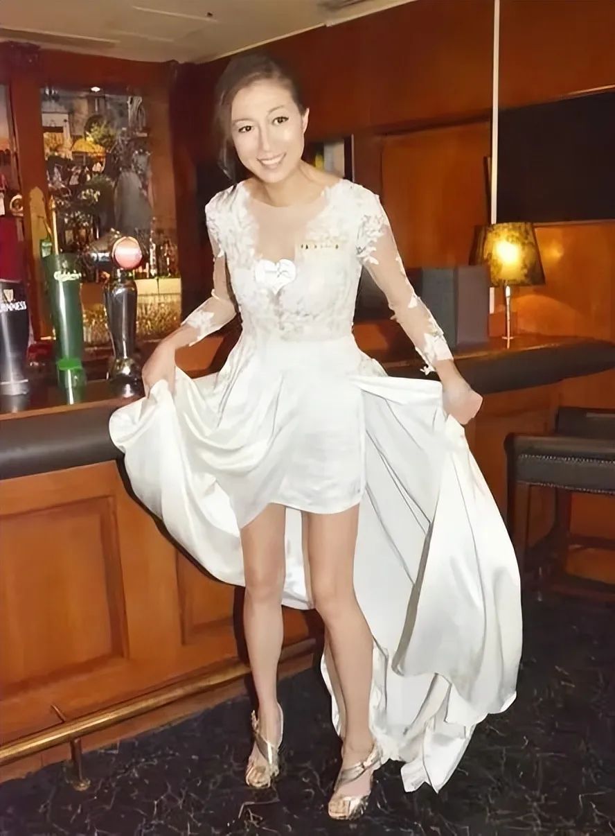 吴绮莉|吴绮莉不愧是成龙旧爱，穿蕾丝白裙柔媚多姿，气质不输小女孩